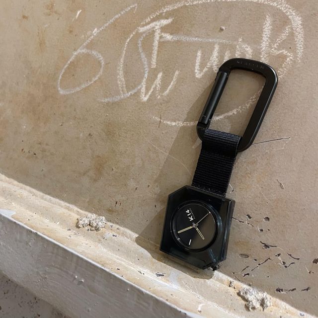 カバンやベルトに着けられるカラビナタイプのK14は、腕時計が苦手な方や、お子様の通学バックにぴったり◎

ストラップは上下どちらにもつけられるので、使いやすい方向でお使いいただけます♪

また、別売りのストラップをつけると腕時計に早変わり♡

様々な用途でお使いいただける1本いかがでしょうか♬
ONLINE STOREよりご覧くださいませ☺︎

K14 Carabiner Watch Dark 40mm

#ordinarilyunique
#KLASSE14 #クラスフォーティーン
#K14
#black
#gift 
#watch #時計

お問い合わせに関しましては、DMまたはHPよりお問い合わせください。